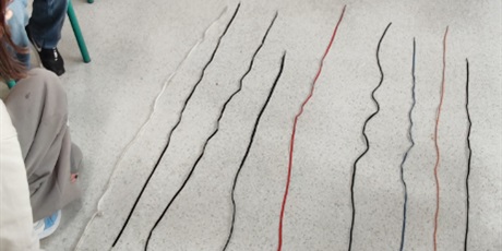 Powiększ grafikę: Dzieci z 3c wróżą sobie dostatnie życie ze sznurówek. 