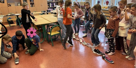 Powiększ grafikę: Dzieci z kl.1b wróżą butami.