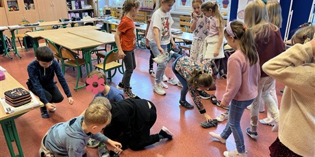 Powiększ grafikę: Dzieci z kl.1b wróżą butami.