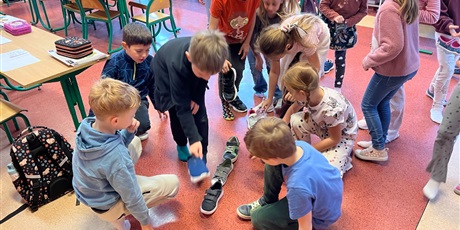 Powiększ grafikę: Dzieci z kl.1b wróżą butami.