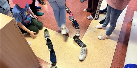 Powiększ grafikę: Dzieci z kl.1b wróżą butami.