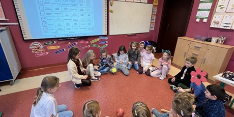 Powiększ grafikę: Dzieci z kl.1b turlają wróżby kostkami.