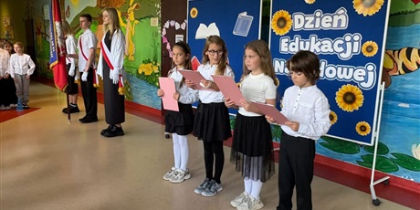 Powiększ grafikę: Uczniowie MSU prowadzą apel galowy, w tle stoi poczet sztandarowy.