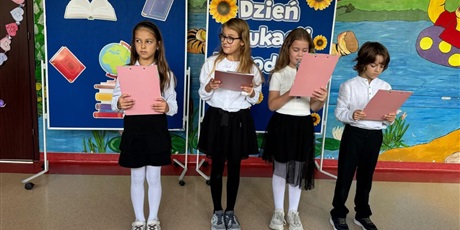 Powiększ grafikę: Uczniowie MSU prowadzą apel galowy.