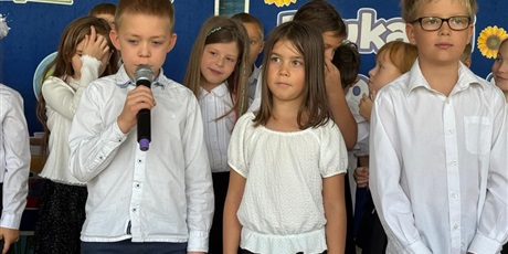 Powiększ grafikę: Uczeń recytuje do mikrofonu.