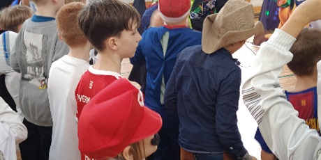 Powiększ grafikę:  Wspólny taniec dzieci podczas balu karnawałowego klas 0-3.