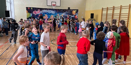Powiększ grafikę:  Wspólny taniec dzieci podczas balu karnawałowego klas 0-3.
