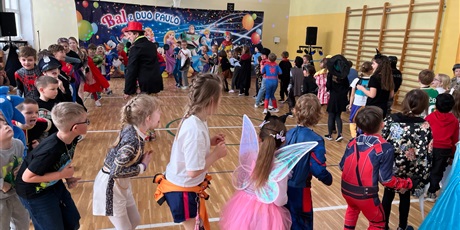 Powiększ grafikę: Wspólny taniec dzieci podczas balu karnawałowego klas 0-3.