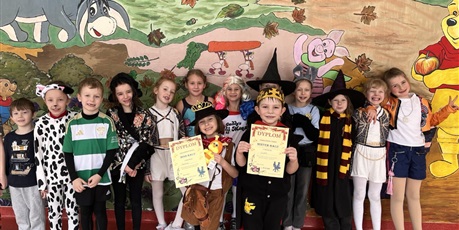 Powiększ grafikę: Dzieci z klasy 1b w karnawałowych strojach.