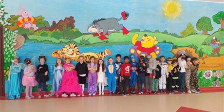 Powiększ grafikę: Dzieci z zerówki w karnawałowych strojach.