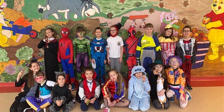 Powiększ grafikę: Dzieci z klasy 2a w karnawałowych strojach.