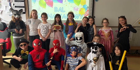 Powiększ grafikę: Dzieci z klasy 3a w karnawałowych strojach.