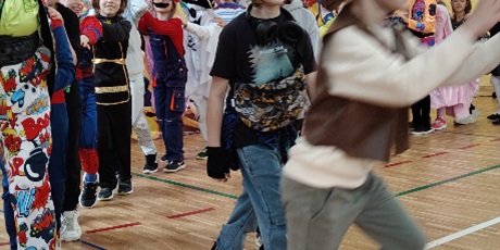 Powiększ grafikę: Dzieci z klasy 3c bawią się na balu karnawałowym