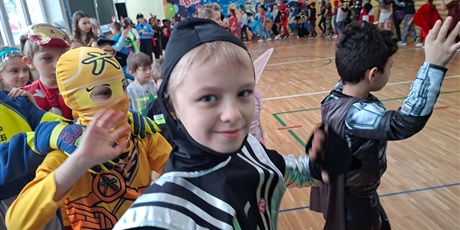 Powiększ grafikę: Dzieci z klasy 2b bawią się na balu karnawałowym