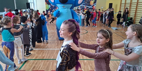 Powiększ grafikę: Dzieci z klasy 2b bawią się na balu karnawałowym