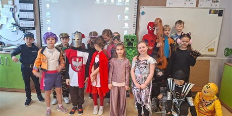 Powiększ grafikę: Dzieci z klasy 2b w strojach karnawałowych