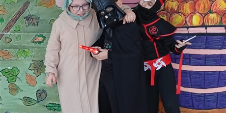 Powiększ grafikę: Dzieci z klasy 1a w strojach karnawałowych