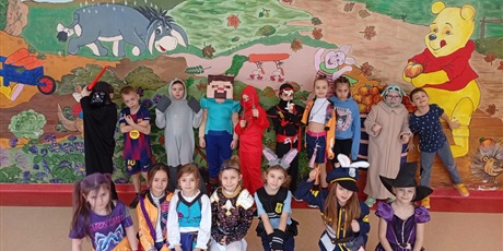 Powiększ grafikę: Dzieci z klasy 1a w strojach karnawałowych