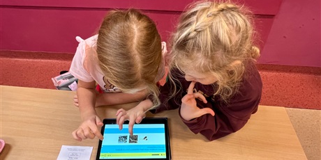 Powiększ grafikę: Uczniowie kl.1b pracują na tabletach.