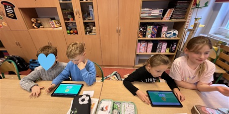 Powiększ grafikę: Uczniowie kl.1b pracują na tabletach.