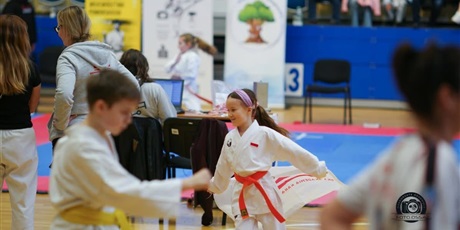 Powiększ grafikę: Zawodnicy podczas zmagań sportowych.