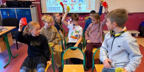 Powiększ grafikę: Uczniowie grają w "żywy" kółko i krzyżyk na krzesełkach.