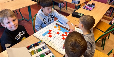 Powiększ grafikę: Dzieci układają piksele wg podanego kodu.