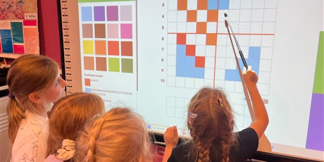 Powiększ grafikę: Dzieci układają piksele wg podanego kodu.