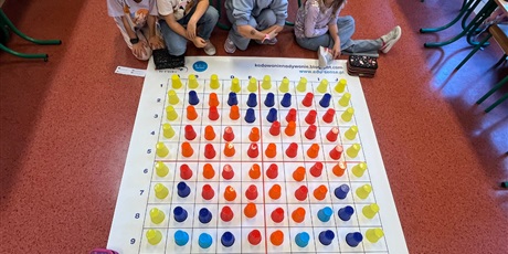 Powiększ grafikę: Dzieci prezentują ułożone kubeczki.