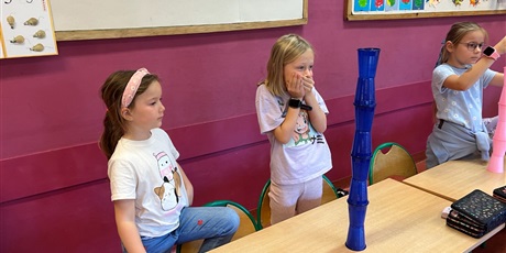 Powiększ grafikę: Dzieci ustawiają wieże z kubków.