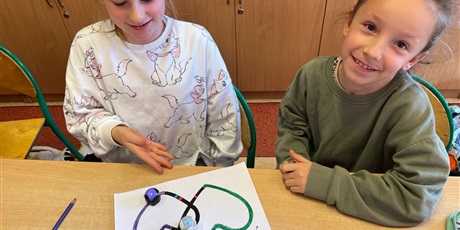 Powiększ grafikę: Dzieci obserwują zaprogramowane przez nich ozoboty.