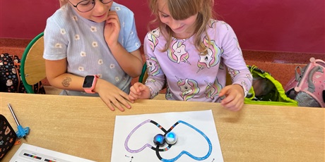 Powiększ grafikę: Dzieci obserwują zaprogramowane przez nich ozoboty.