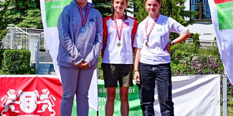 Powiększ grafikę: 3 dziewczynki stoją na podium z medalami na szyi lekkoatletyka