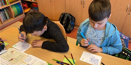 Powiększ grafikę: Uczniowie kl.3b wypisują kartki z życzeniami.