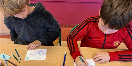 Powiększ grafikę: Uczniowie kl.3b wypisują kartki z życzeniami.