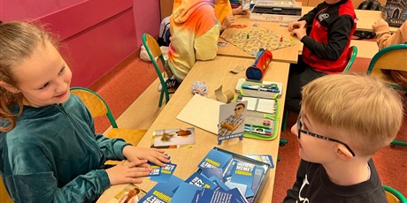 Powiększ grafikę: Uczniowie kl.3b grają w gry planszowe.