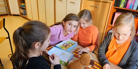 Powiększ grafikę: Dzieci z klasy 1c grają w gry podczas przerwy.