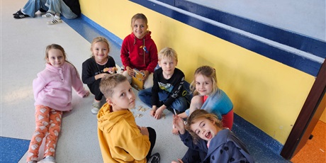 Powiększ grafikę: Dzieci z klasy 1c grają w gry podczas przerwy.