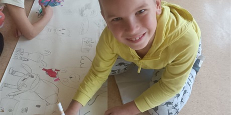 Powiększ grafikę: Dzieci podczas wspólnego rysowania.