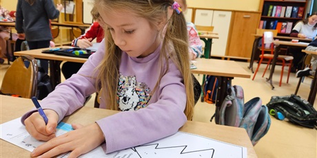 Powiększ grafikę: Dzieci  z klasy 1c w trakcie wykonywania kartek z  życzeniami świątecznymi.
