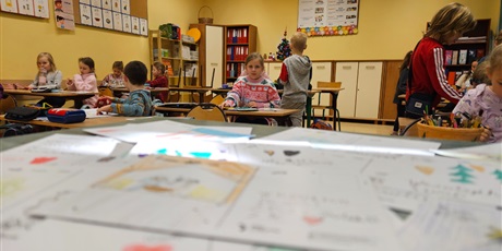 Powiększ grafikę: Dzieci  z klasy 1c w trakcie wykonywania kartek z  życzeniami świątecznymi.