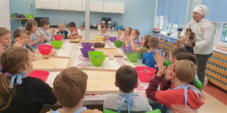 Powiększ grafikę: Uczniowie klasy 3a gotowi do pieczenia ciasta dyniowego 