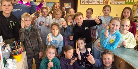 Powiększ grafikę: Dzieci ze słodkim poczęstunkiem na Dzień Chłopaka w 3C.