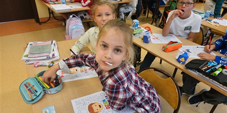 Powiększ grafikę: Dzieci z 2c kolorują plakaty.