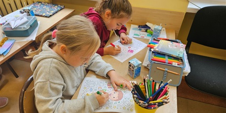 Powiększ grafikę: Dzieci z 2c kolorują plakaty.