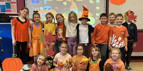 Powiększ grafikę: Uczniowie kl.1b pozują do wspólnego zdjęcia z okazji Dnia Dyni.