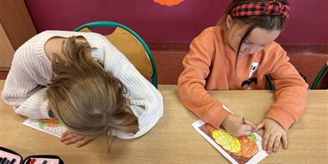 Powiększ grafikę: Dzieci z kl.1b rozwiązują dyniowe zadania.