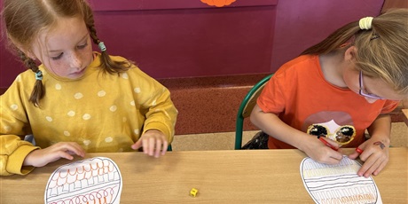 Powiększ grafikę: Dzieci z kl.1b rozwiązują dyniowe zadania