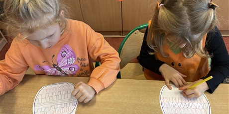 Powiększ grafikę: Dzieci z kl.1b rozwiązują dyniowe zadania