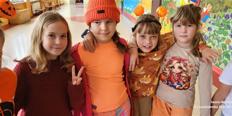 Powiększ grafikę: Uczennice kl2a przebrane na Dzień Dyni